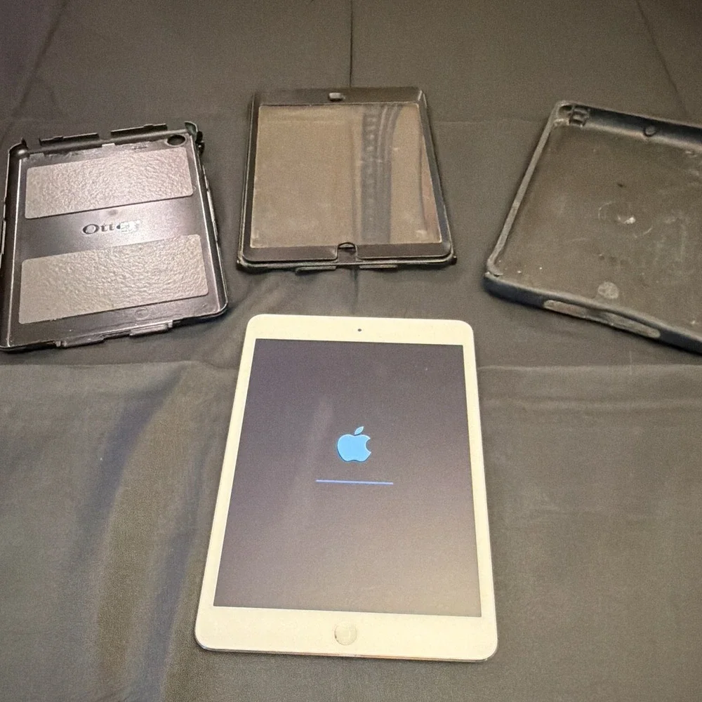 Apple iPad mini 7.9in 16GB Wi‑Fi Tablet Silver/White bundled w/ Otter Case